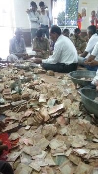 सांवलिया जी भंडार की गणना करते हुए