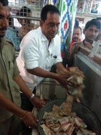 सांवलिया जी भंडार की गणना करते हुए